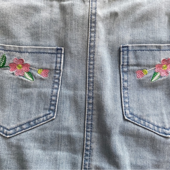 Topshop Jean skirt with front floral embroidered pockets with snaps. Size 6 - Picture 9 of 16